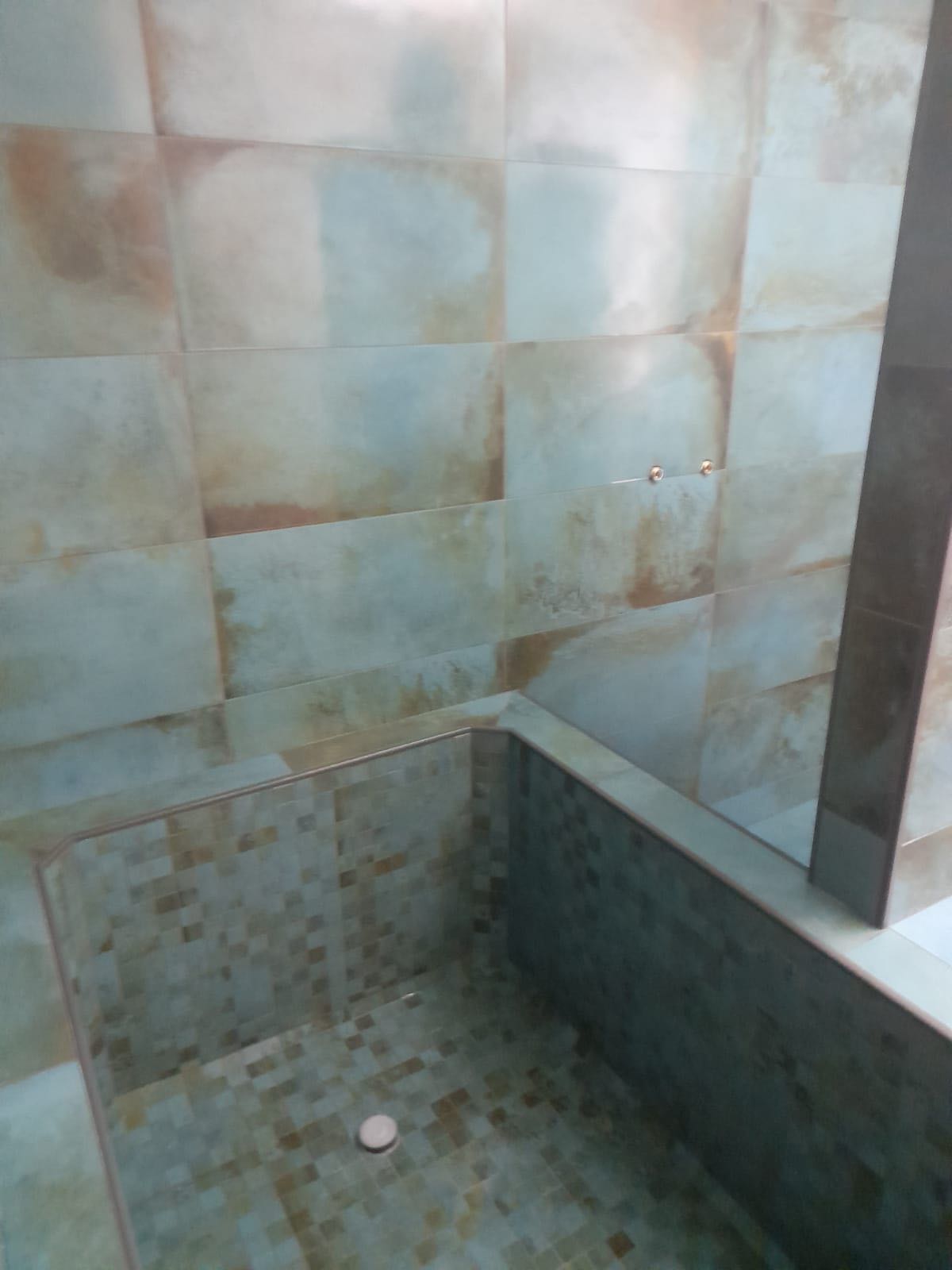 Aménagement d’une salle bains avec du carrelage grand format 
